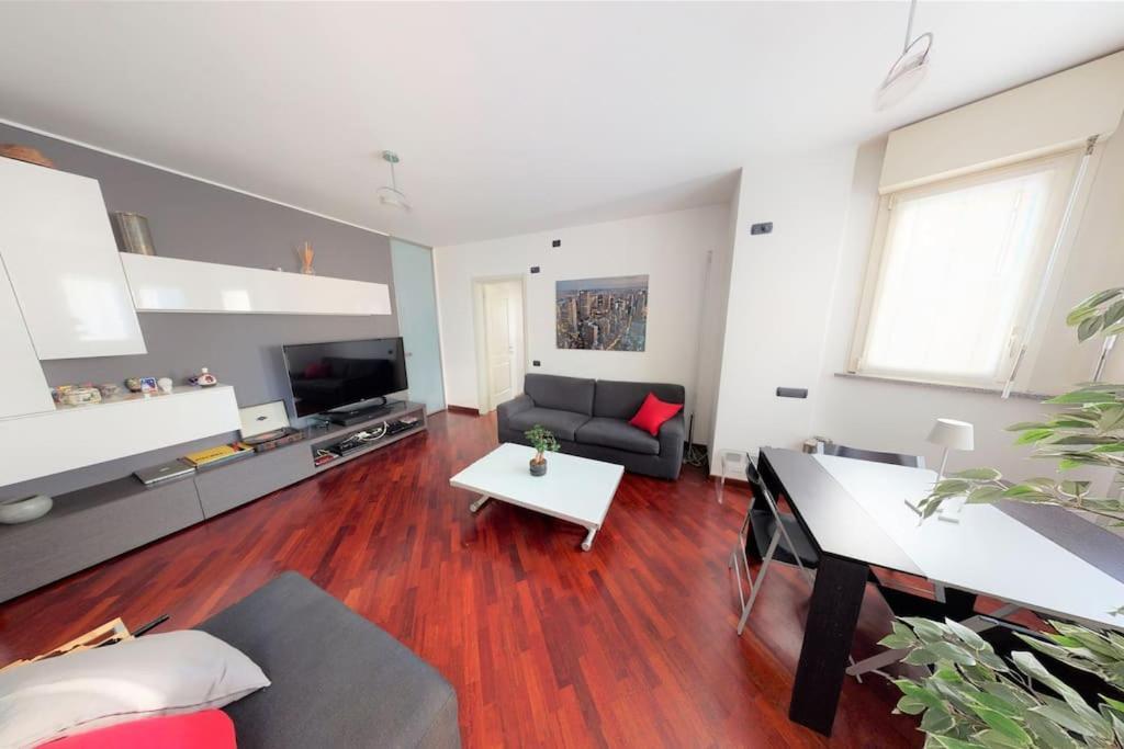 Apartment Apartment+garage Near Novegro Exhibition/linate *